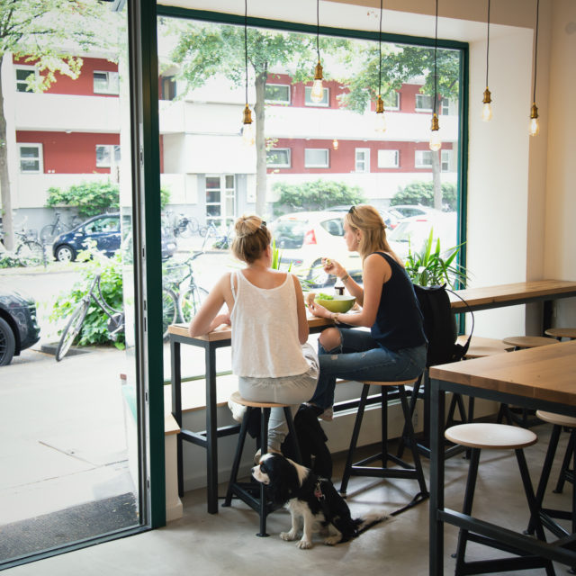 Gäste sitzen an der Theke in einer Supasalad Salatbar in Köln